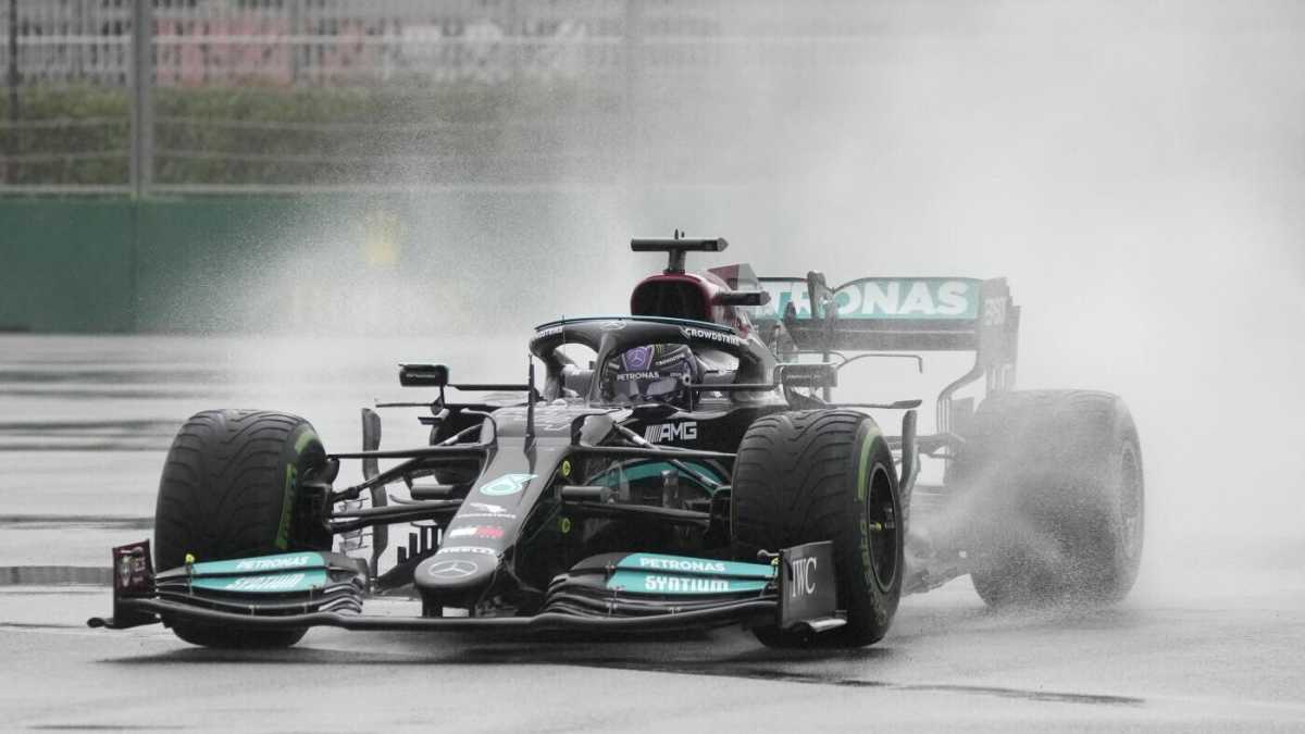 Immagine di Nella pioggia di Sochi la spunta Hamilton