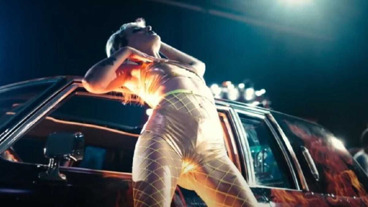 Immagine di Signore per forza. Così la scrittura si trasforma in una tavolata di femmine contro maschi