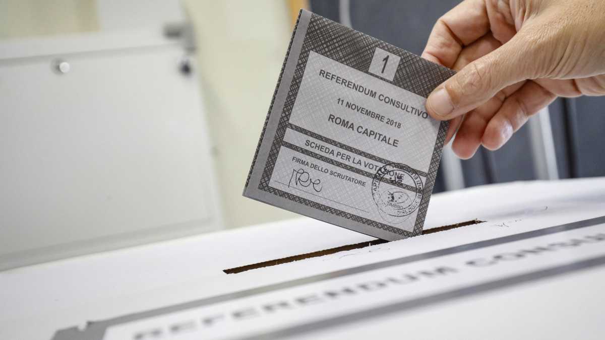 Immagine di Democrazia in altalena. Un clic la ucciderà?