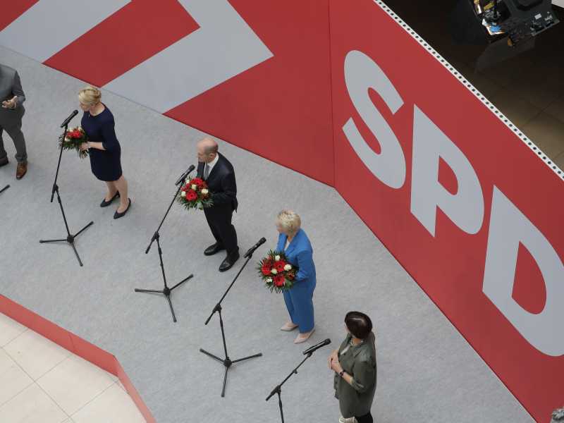 L'Spd festeggia i risultati elettorali alle elezioni in Germania (foto EPA)