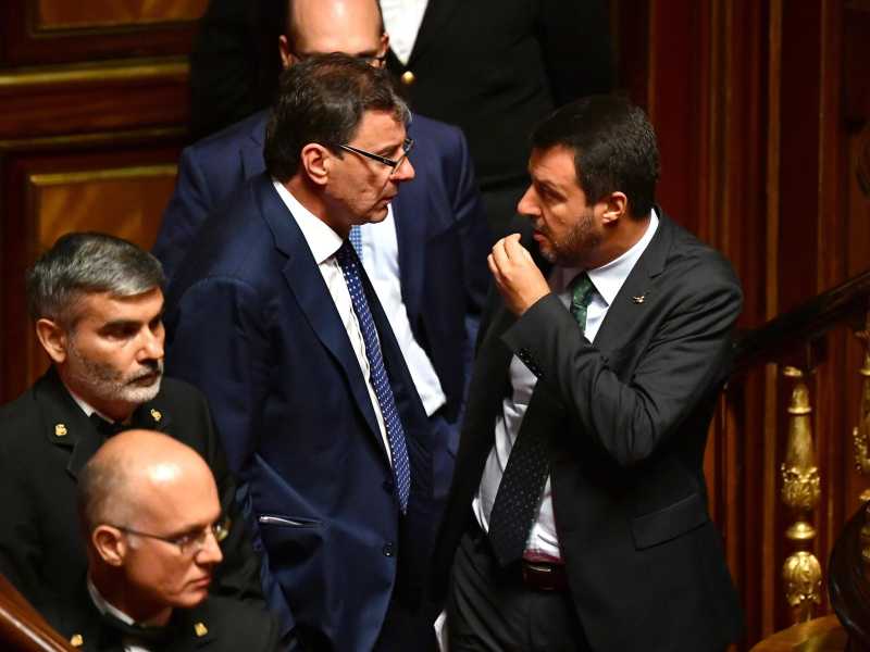 Il ministro dello Svilupppo economico Giancarlo Giorgetti e il segretario della Lega Matteo Salvini in Parlamento (foto Ansa)