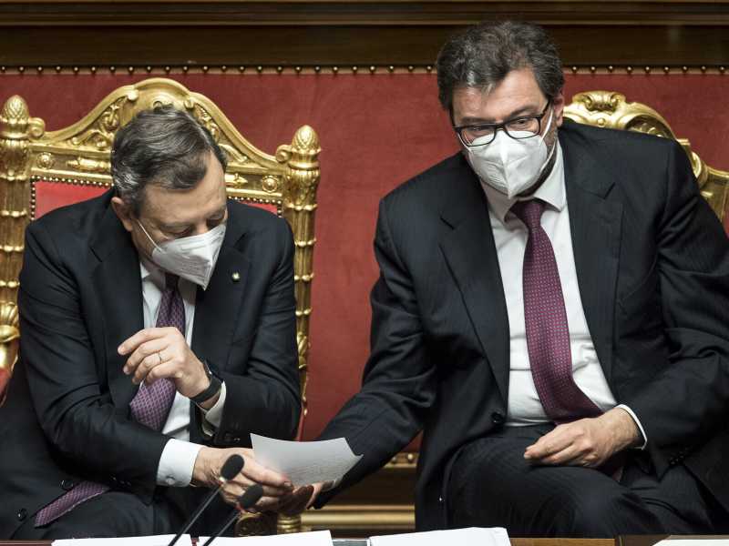 Il totoquirinale irrita Draghi: "È il parlamento che decide". I movimenti di Giorgetti