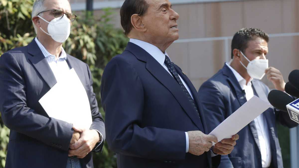 Immagine di Bellissime corazziere e privilegi ai vescovi, questo sarà il Quirinale del Cav.