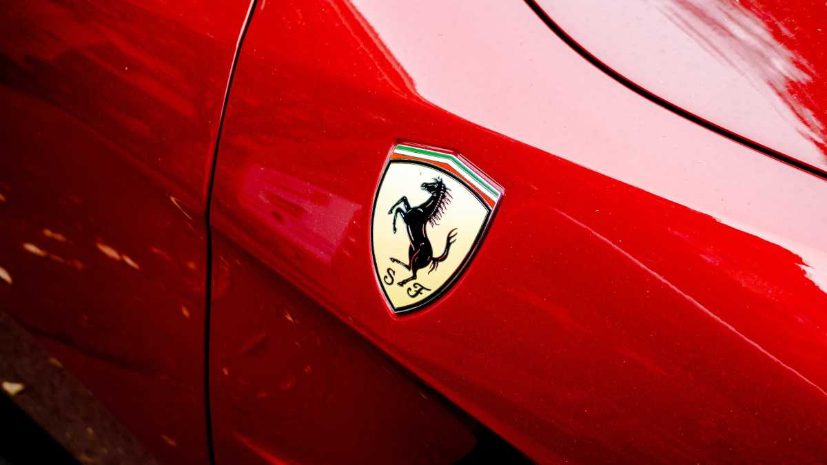 Immagine di La Ferrari investe, guarda ad Apple e si prepara al futuro