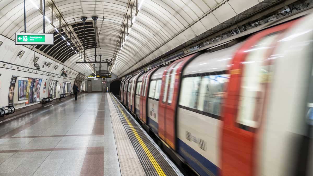 Immagine di Dàgli all'architetto collettivista fissato con i mezzi pubblici