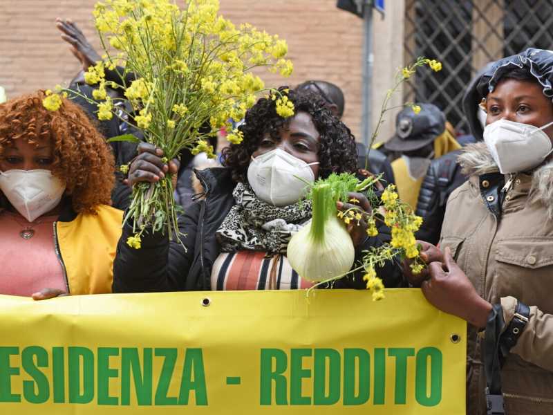 La manifestazione dei braccianti agricoli del ghetto di Rignano davanti alla prefettura di Foggia, 8 marzo 2021 (foto Ansa)&nbsp;<br />