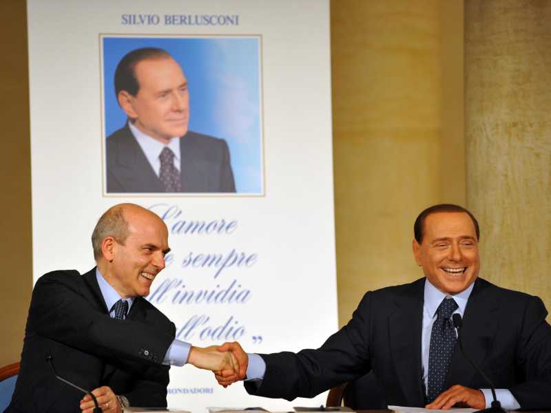 Antonio Palmieri e Silvio Berlusconi nel 2010 (foto Ansa)