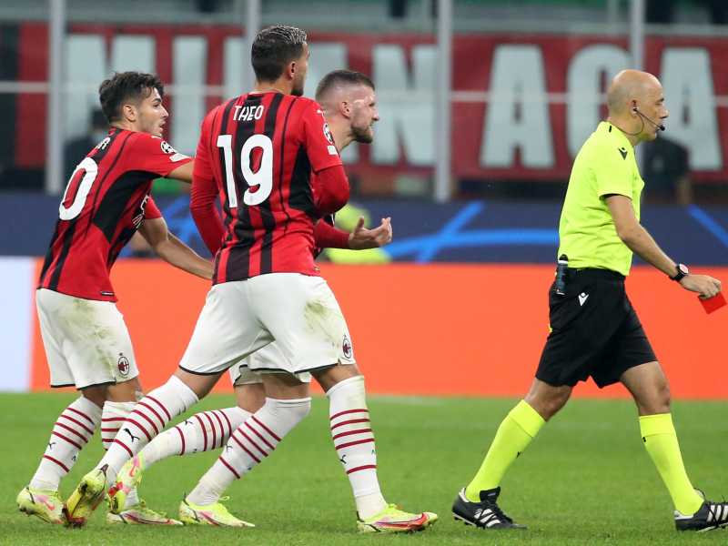 Il ricciolo di Cakir in Milan-Atletico Madrid