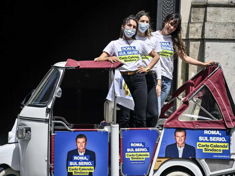L'Ape Piaggio usata da Calenda nella sua campagna elettorale (Foto Ansa)