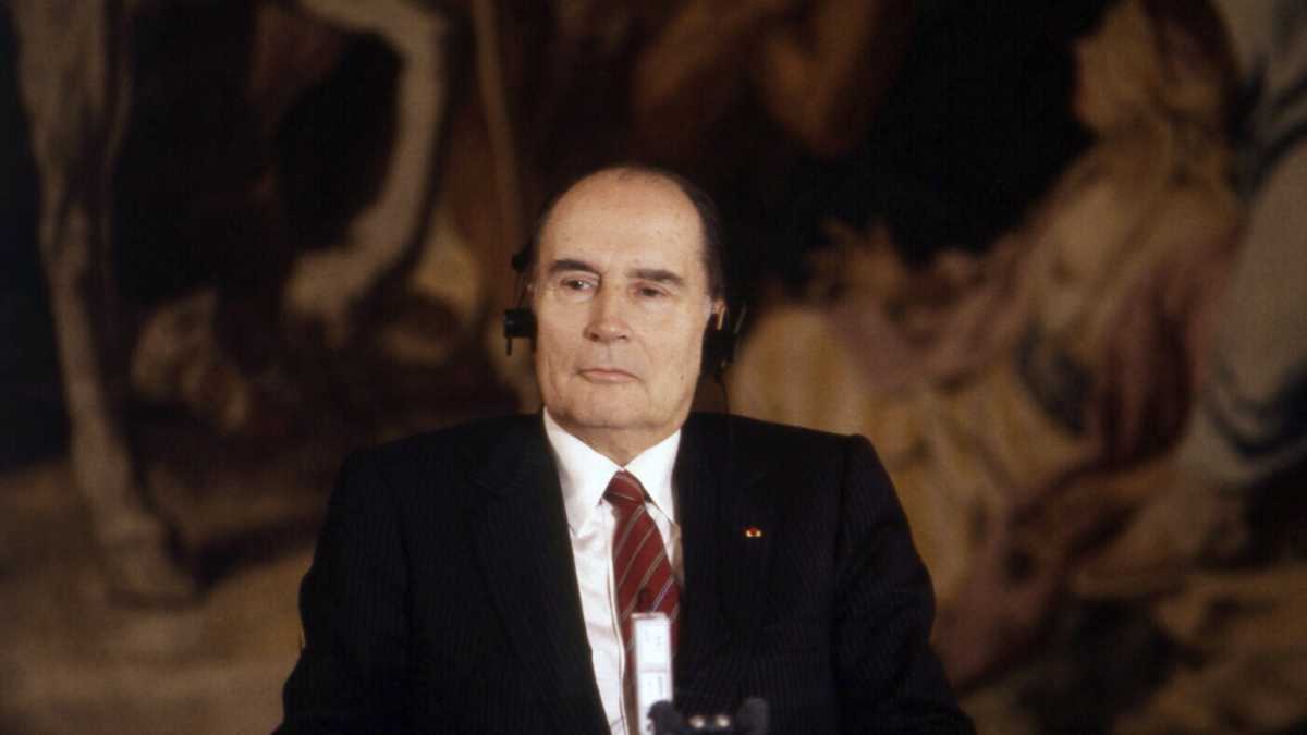 Immagine di L’ultimo segreto di Mitterrand è Claire, la giovane musa con la piccola moto