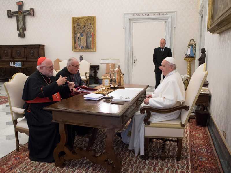 Papa Francesco in Udienza con il cardinale Reinhard Marx, prima delle dimissioni dello scorso giugno (Foto Vatican Media/LaPresse)