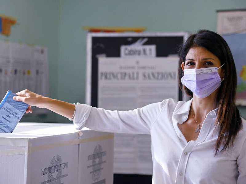 Virginia Raggi al voto (foto Ansa)
