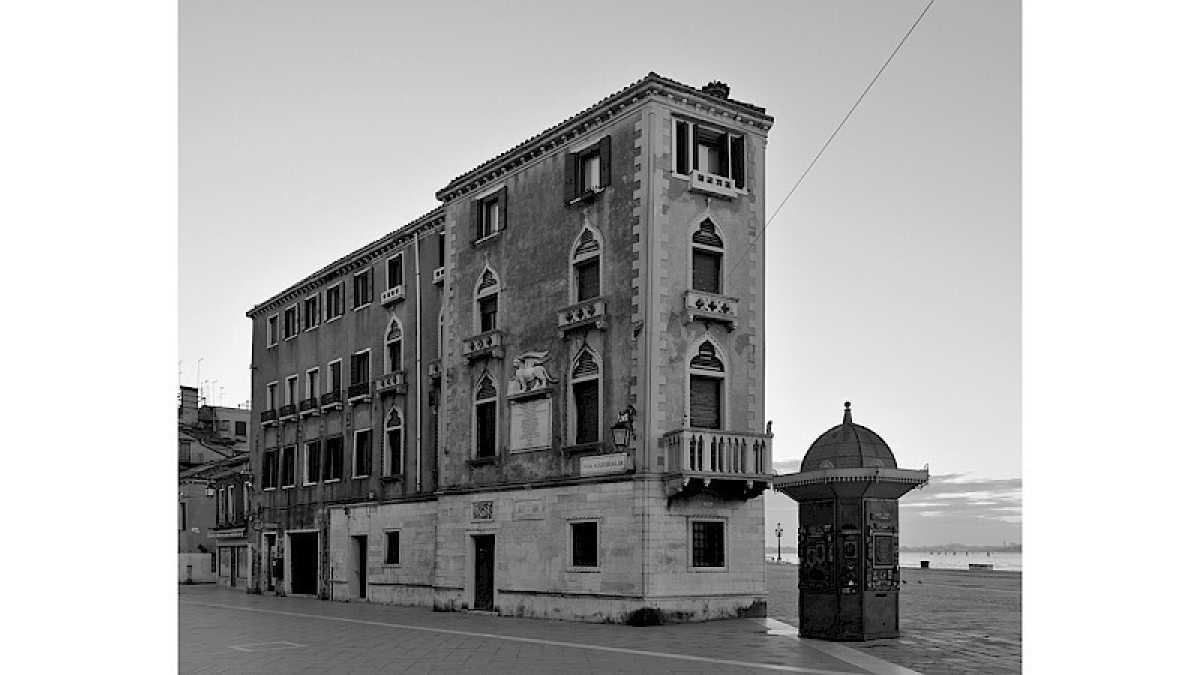 Immagine di Compleanno in bianco e nero in Laguna