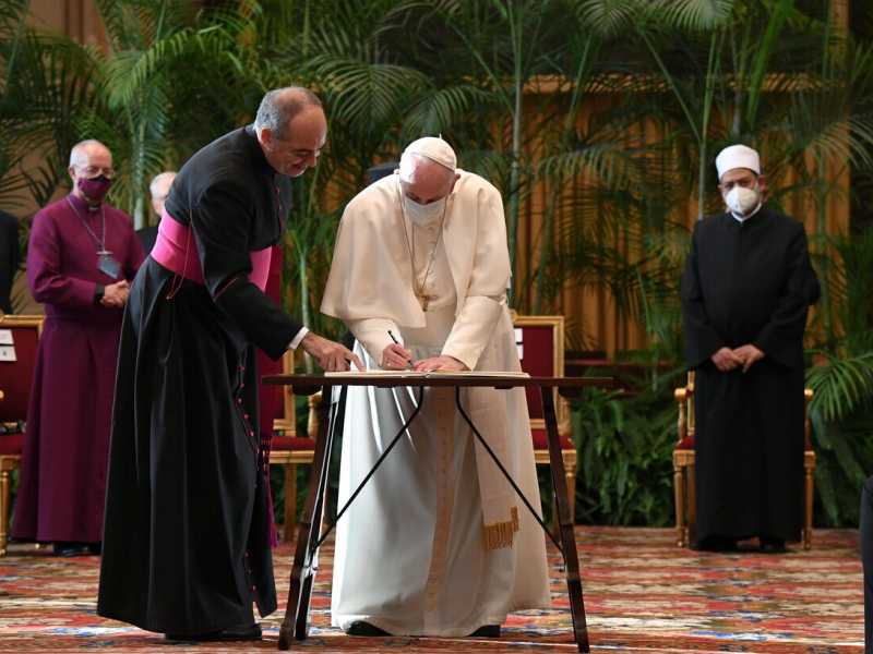 Il papa firma l'appello alla conferenza sul cambiamento climatico a Glasgow (Ansa)&nbsp;