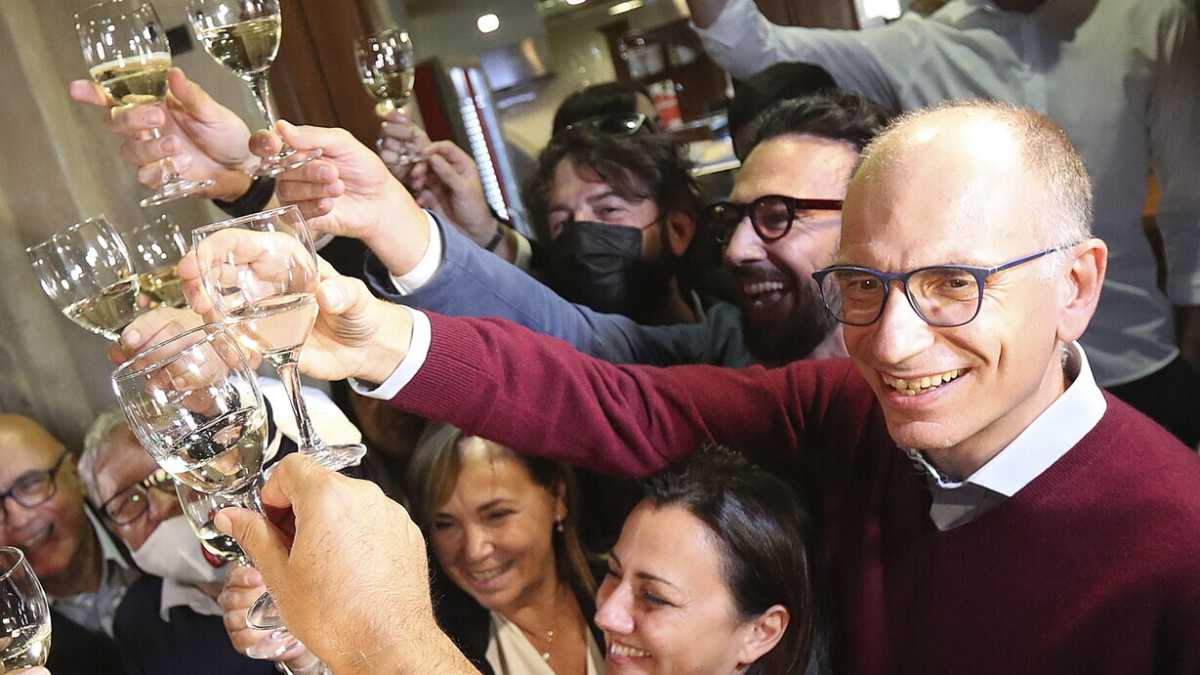 Immagine di La strategia di Letta per portare il Cav. sul Mattarella Bis