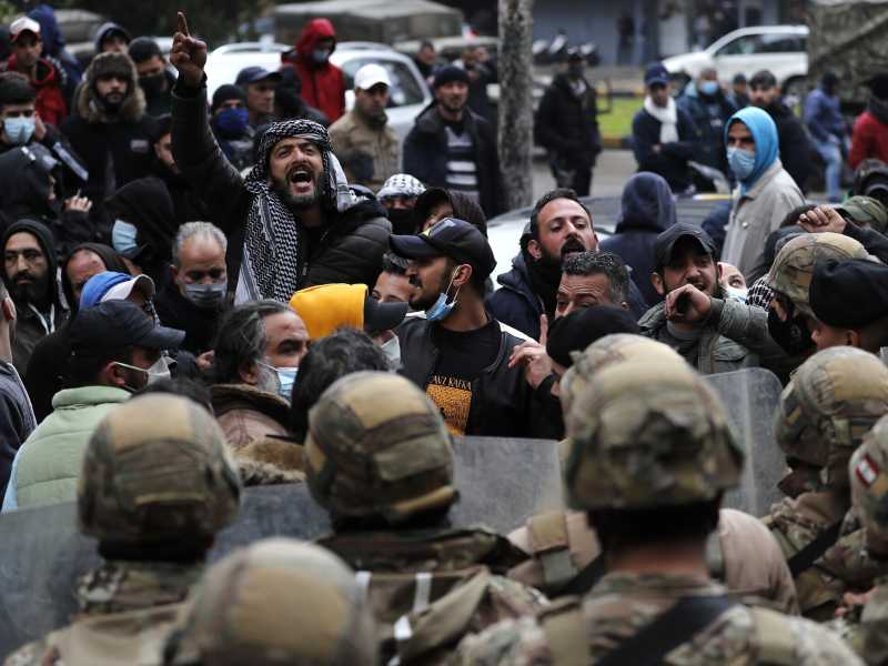 &nbsp;Una delle proteste contro il governo libanese a Tripoli, lo scorso gennaio (foto LaPresse)