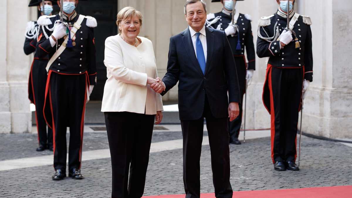 Immagine di I saluti finali di Merkel a Draghi: addio signora dai mille colori
