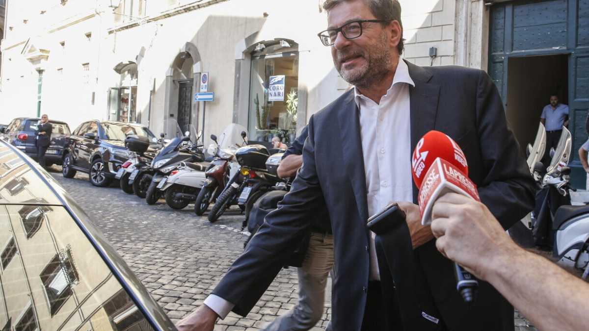 Immagine di Giorgetti e la pax Draghi-Salvini: “Ci vorrebbe la cena del lunedì, come ai tempi Berlusconi e Bossi”