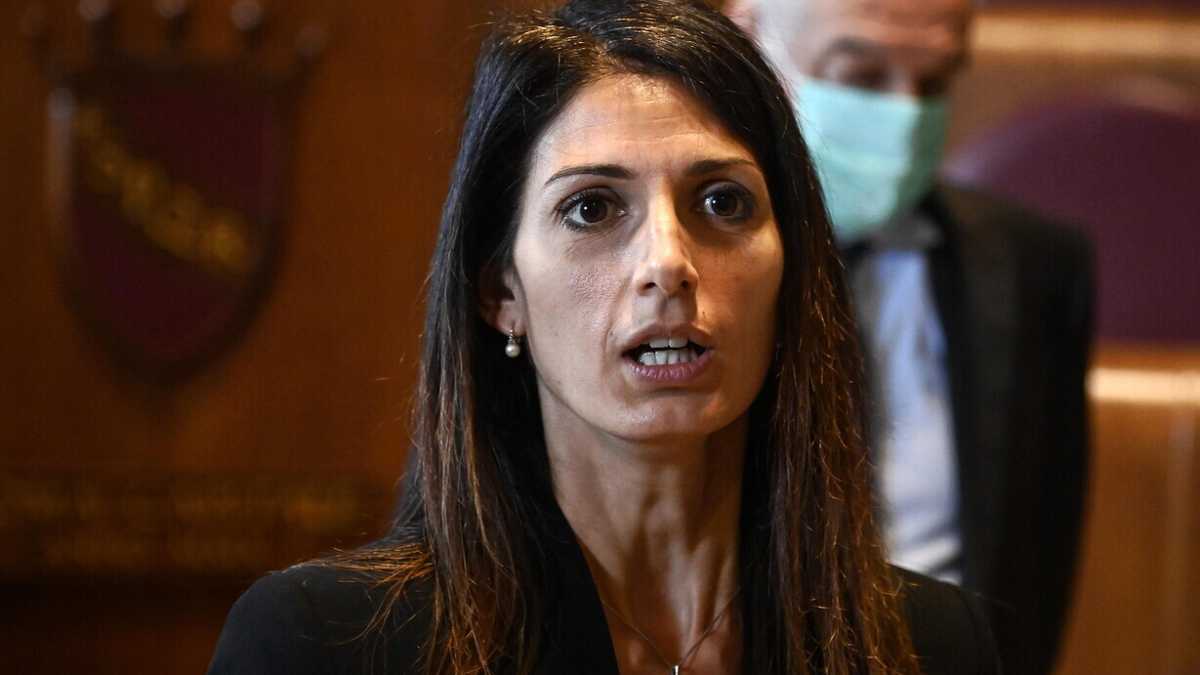 Immagine di La Gioconda Raggi guarda a destra: Michetti le offre funivie e un posto nell'Expo