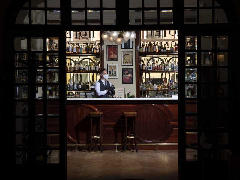 Il barman Nicholas Pinna al Locarno Hotel (LaPresse)<br />
