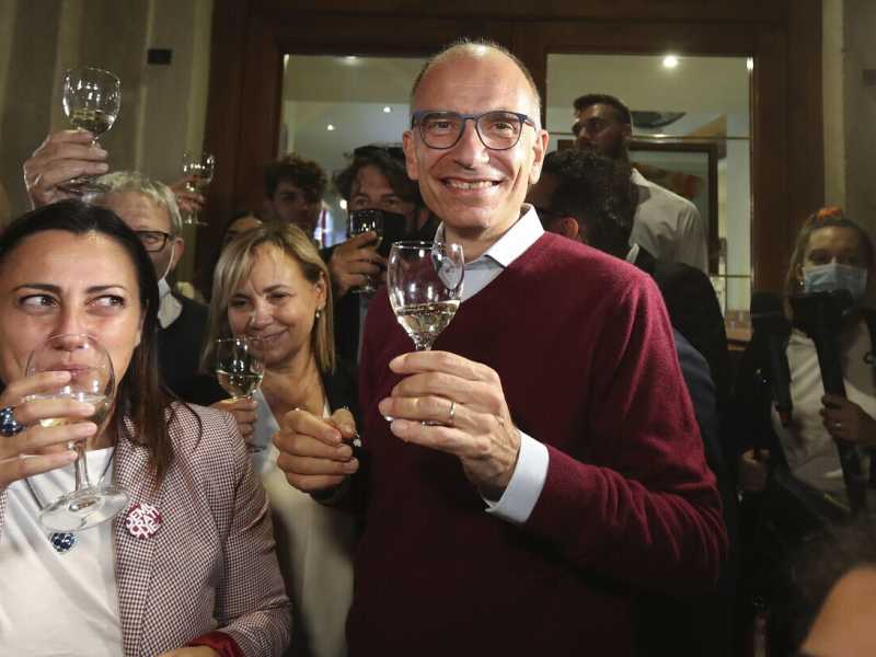Enrico Letta celebra la vittoria nelle elezioni s suppletive di Siena (Ansa)
