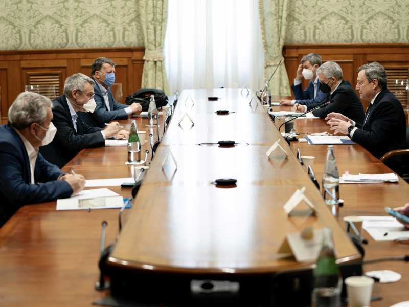 Il salario minimo riempie i dibattiti, ma esce dal radar di governo e parti sociali