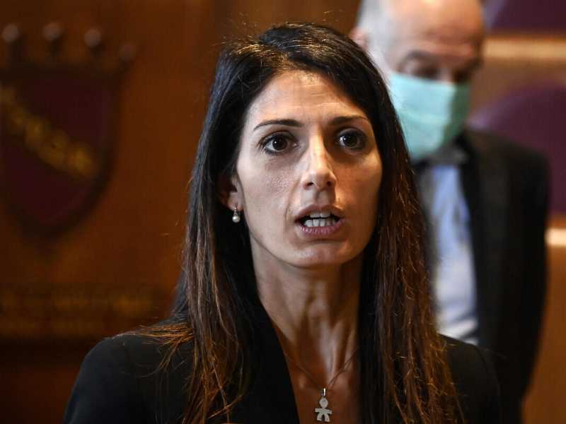 La Gioconda Raggi guarda a destra: Michetti le offre funivie e un posto nell'Expo