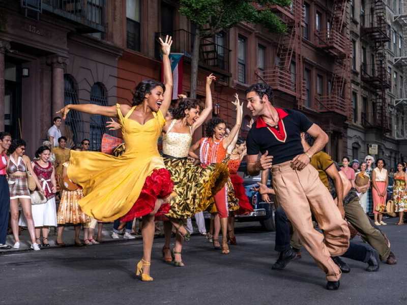 Ariana DeBose è Anita e David Alvarez è Bernardo nel remake di “West Side Story” diretto da Steven Spielberg, nei cinema a dicembre <br />