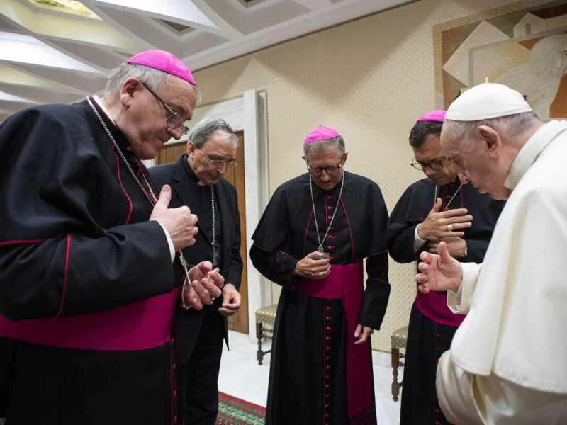 Il Papa in preghiera con i vescovi francesi per le vittime di abusi (Ansa)&nbsp;