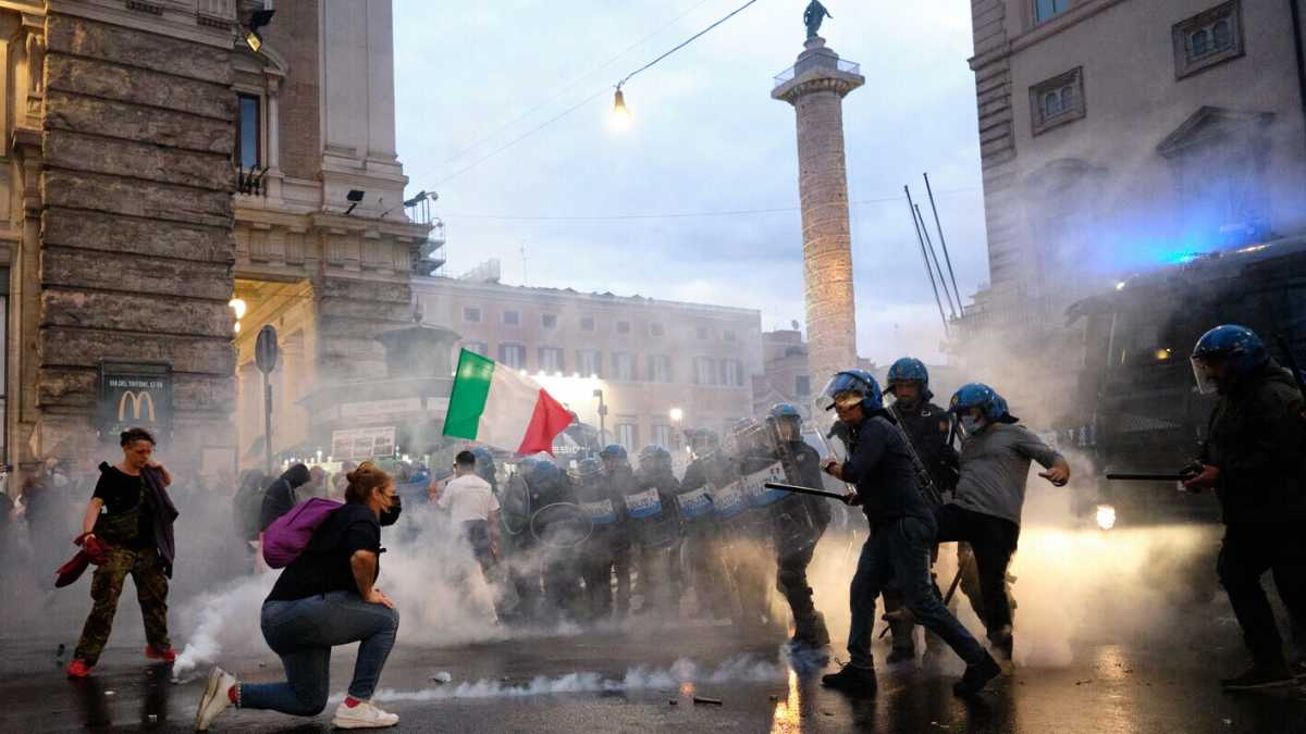 Immagine di Chat, social, Tv. Non solo Forza Nuova. Così la galassia No Vax è arrivata sotto Palazzo Chigi