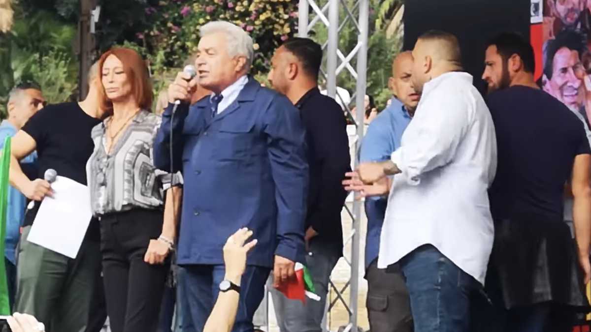 Immagine di Sul palco dei No Vax c'era anche Giorgianni, il magistrato benedetto da Gratteri