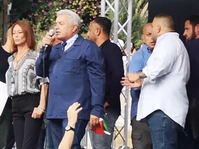 Sul palco dei No Vax c'era anche Giorgianni, il magistrato benedetto da Gratteri