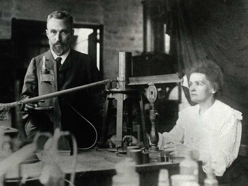 Pierre e Marie Curie in laboratorio (Wikimedia Commons) <br />