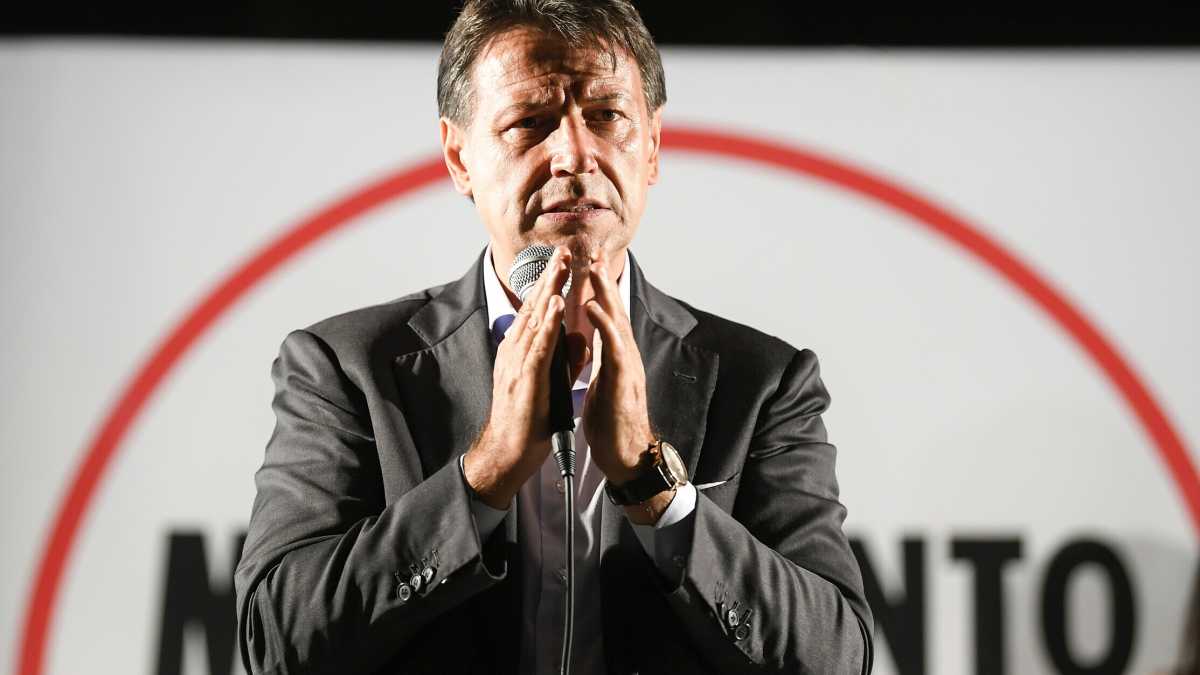 Immagine di Conte esulta: "Conquistata la Sicilia". Ma lo scrutinio dice che il M5s è allo sbando