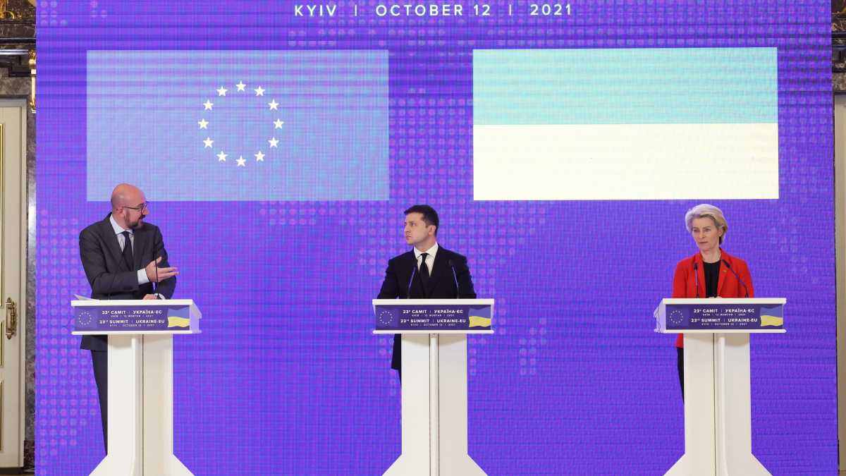 Immagine di Kiev sigla un patto con l’Ue sull’aviazione, ma si tormenta per il gas