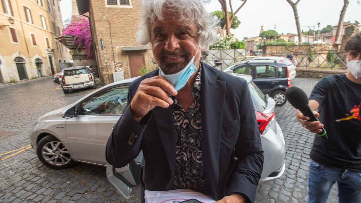 Immagine di "Tamponi gratis per i lavoratori". Grillo ammicca ai No vax e spiazza il M5s