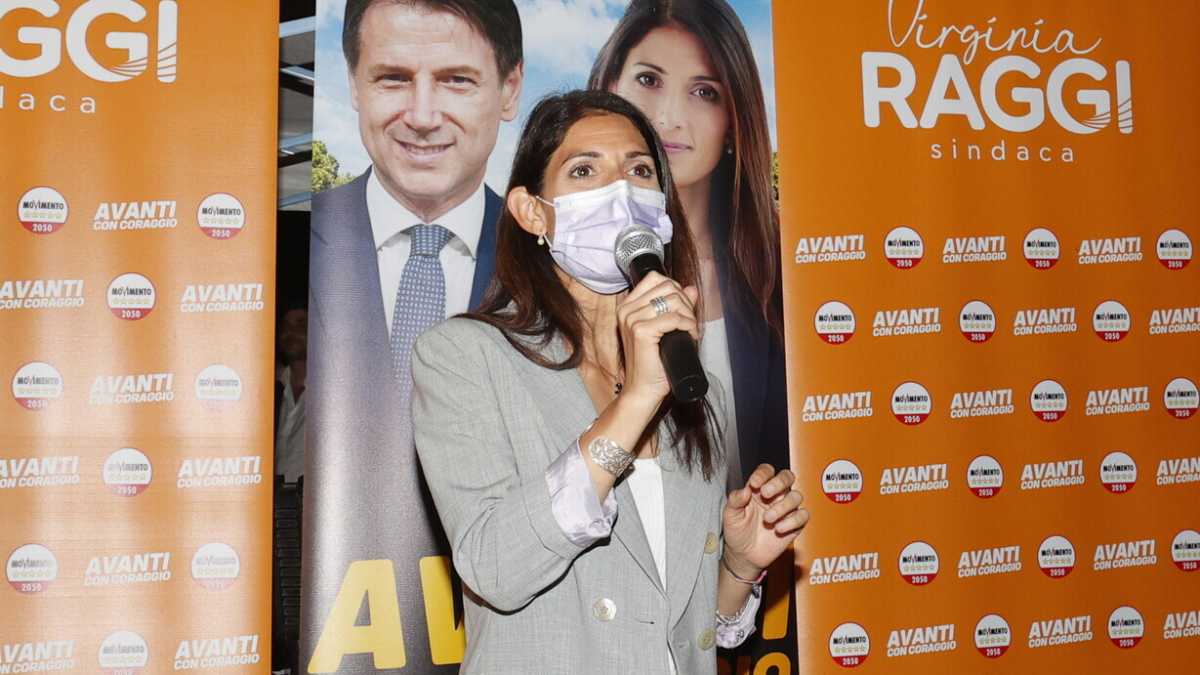 Immagine di Conte porta a pranzo Raggi: "Vedi cara, stasera in tv dirò che voterò Gualtieri"