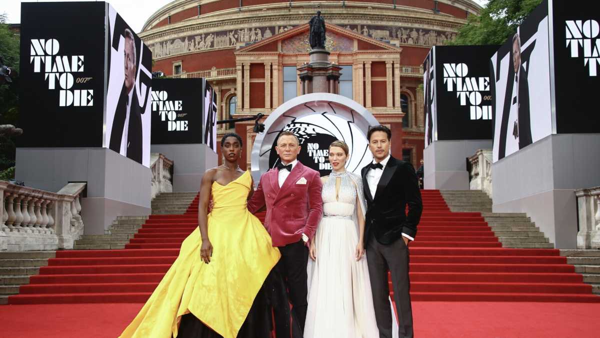 Immagine di Nei romanzi, 007 guariva le lesbiche ed era razzista. Oggi Fleming non avrebbe potuto scriverli