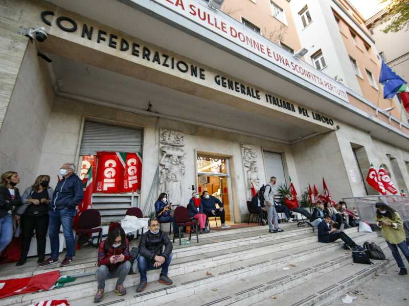 La sede della Cgil a Roma dopo l'assalto di sabato (Ansa) 