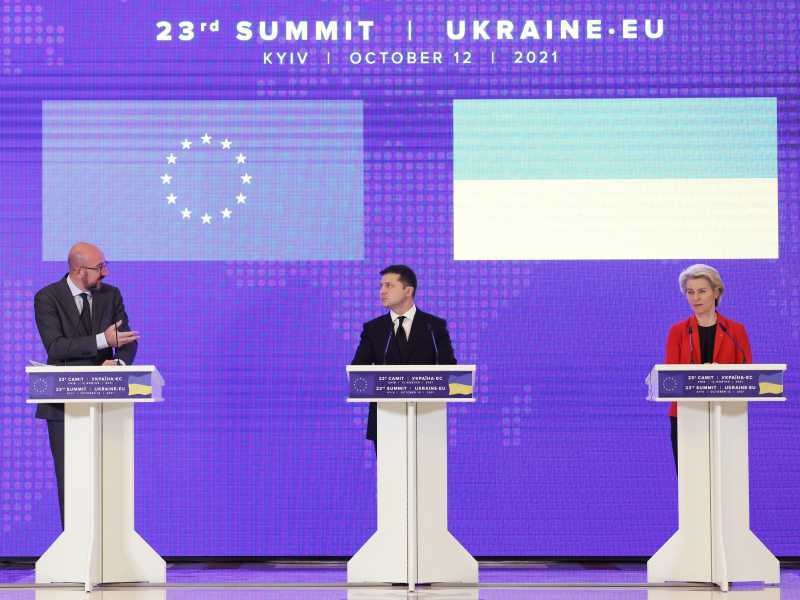 Kiev sigla un patto con l’Ue sull’aviazione, ma si tormenta per il gas
