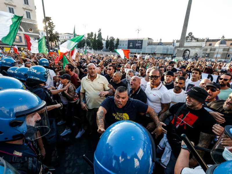 Scontri alla manifestazione no pass a Roma (Ansa)<br /> 