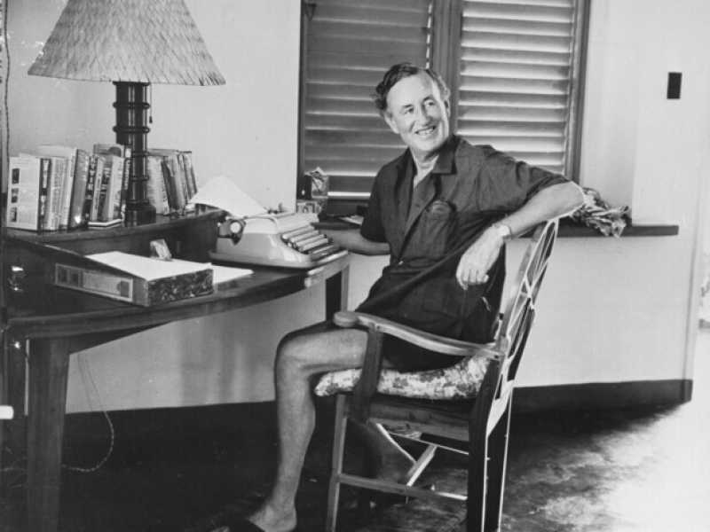 Ian Fleming, autore dei romanzi con l'agente 007, in una foto del 1962 (LaPresse)