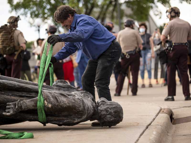 Una statua di Colombo rovesciata a terra dai manifestanti BLM il 10 giugno 2020 in Minnesota (foto Stephen Maturen/Getty Images)&nbsp;<br />