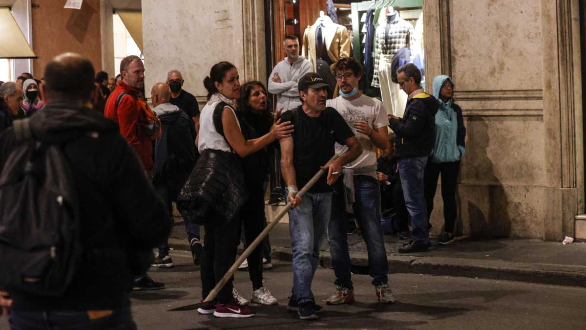 Immagine di "Non sono fascisti. Sono selvaggi. Usata per tutto la parola fascismo si svuota"
