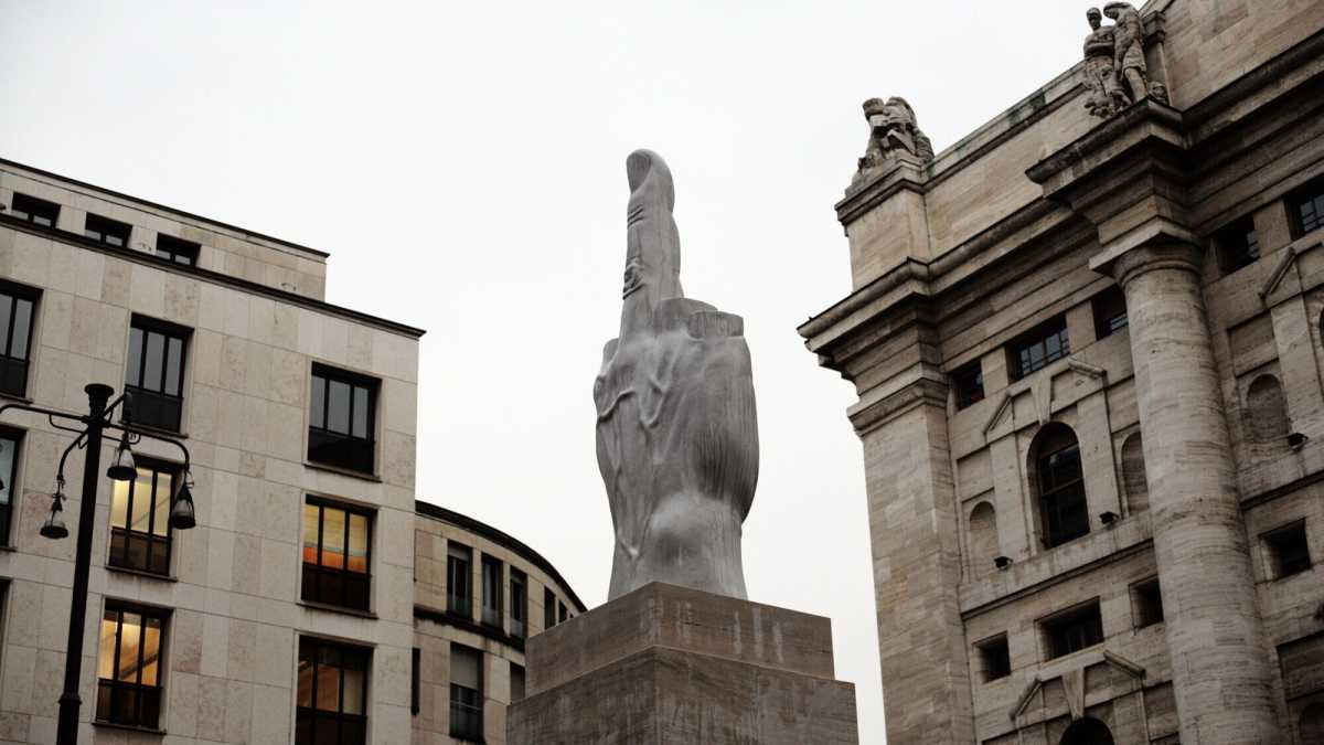 Immagine di Il disfacimento del nostro mondo condensato nel dito medio di Cattelan