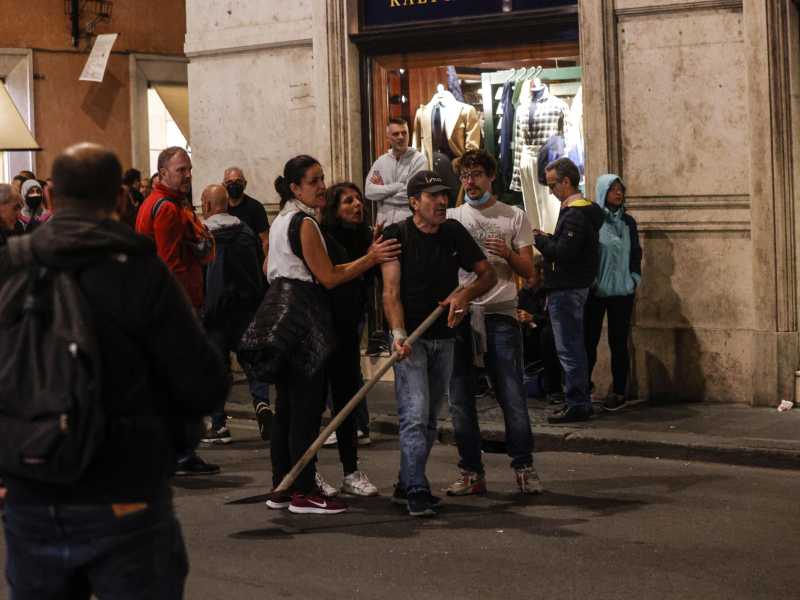 "Non sono fascisti. Sono selvaggi. Usata per tutto la parola fascismo si svuota"