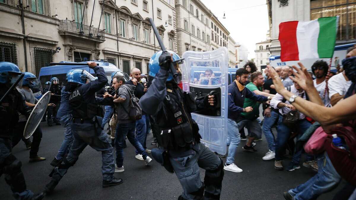 Immagine di Lo stato trovi un modo per incentivare i vaccini, non le rivolte. Sciogliere Forza nuova? Segnale di debolezza