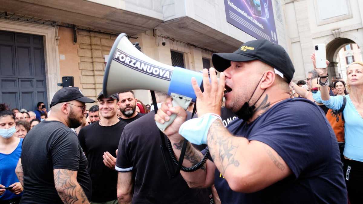 Immagine di Meglio sciogliere Forza nuova o l'Anm?