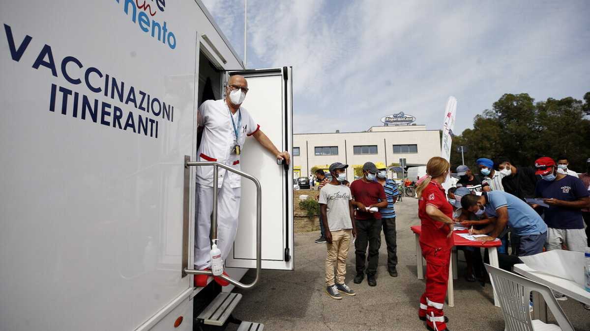 Immagine di Il virus diffuso dai vaccinati che si infettano è meno contagioso. C’è la prova