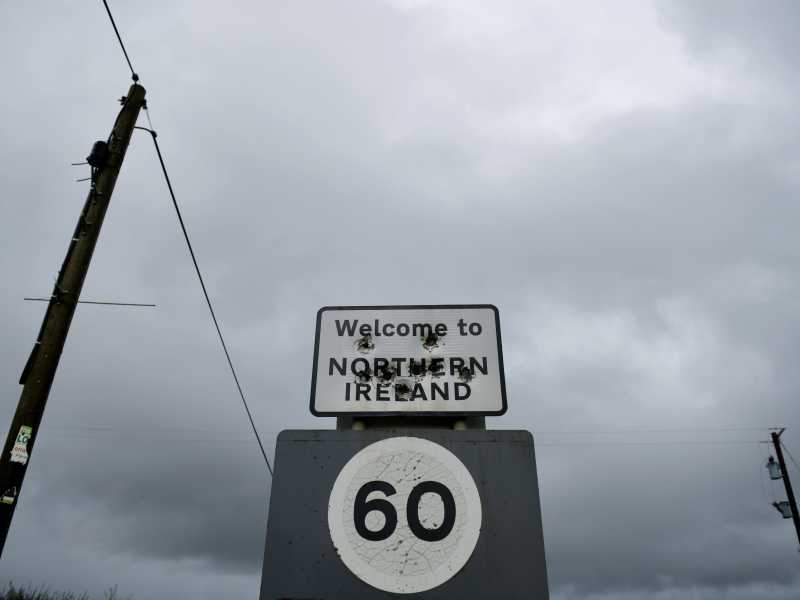 Fori di proiettile su un cartello "Benvenuti in Irlanda del Nord" a Derrylin (Foto di Charles McQuillan/Getty Images)&nbsp;<br />